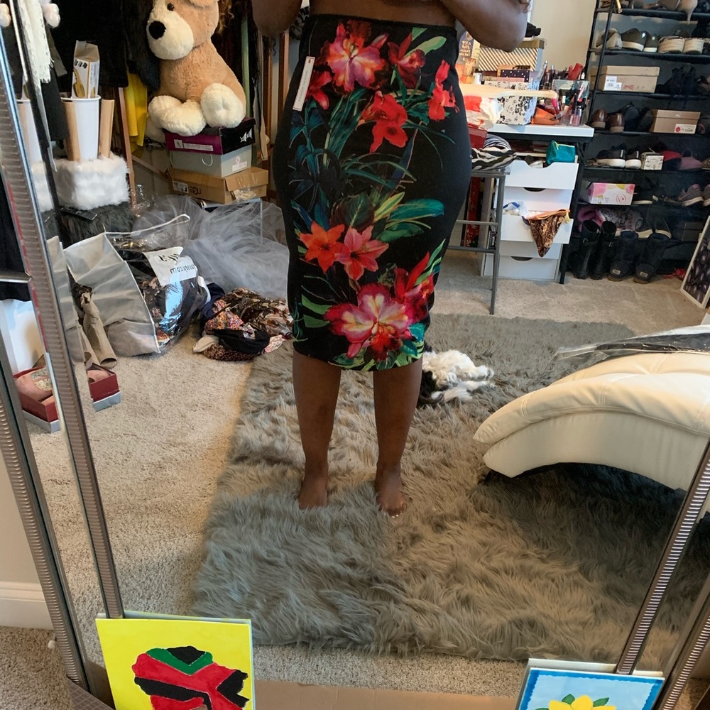 Black skirt with floral details